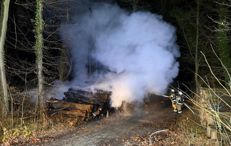 Lippstadt: Feuerwehr löschte Hozstapel